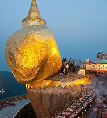 奇景:看似随时都会滑落 却存在数百年的巨石(图)