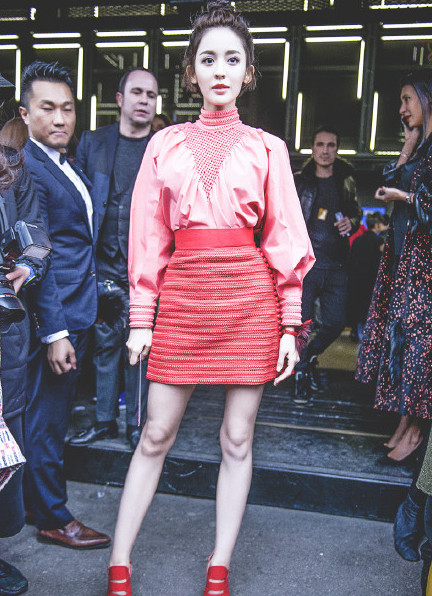 古力娜扎也瘦了!这尖脸这腿和郑爽有一比(图)