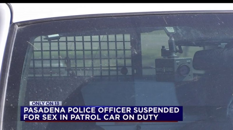 警车录像检查:惊见警察在车后座与人性交…