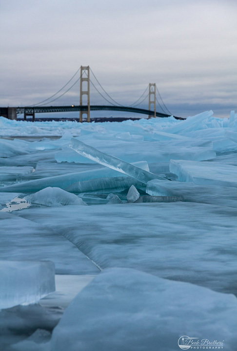 北美休伦湖现蓝色冰晶迷人奇观：似蓝色浪花(图)
