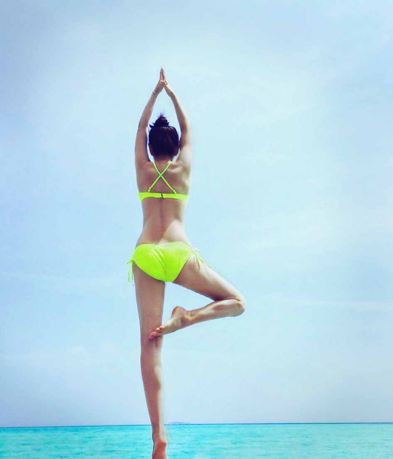 李冰冰穿比基尼海边练瑜伽 大秀好身材(高清组图)
