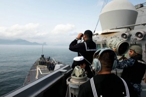 美军伯克级舰春节“闯”香港 舰炮冲高楼(组图)