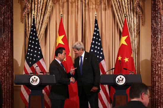 克里指责中国南海军事化 王毅严肃听完当场驳回