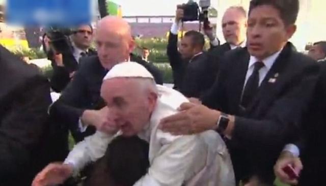 遭拉扯跌倒,教皇罕见发火怒吼:别太自私(视频)