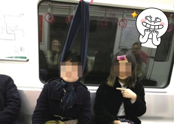 重庆地铁惊见上吊式睡姿 网民:小心勒伤脖子