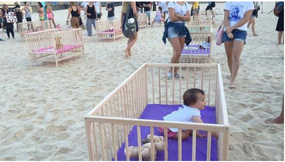 澳洲抗议者在海滩摆婴儿床 阻止难民被送走(组图)