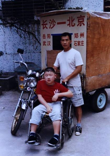 组图:催人泪下!一场关于亲情的“表演”(图)