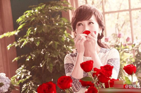 61岁赵雅芝发美照:玫瑰环绕 温婉贤淑风韵犹存
