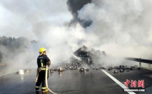 村民哄抢货物拦消防员 称"再射水打死你"(组图)