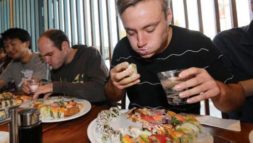 澳洲大胃王破纪录 不到2分钟吃完6人份寿司(图)