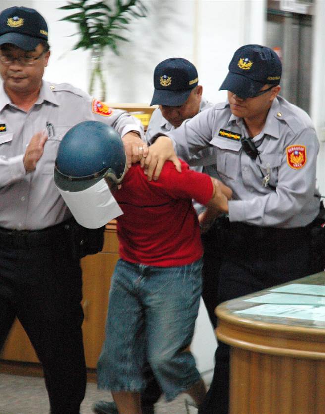 狠心男友!不满女友提分手活活烧死她(多图)