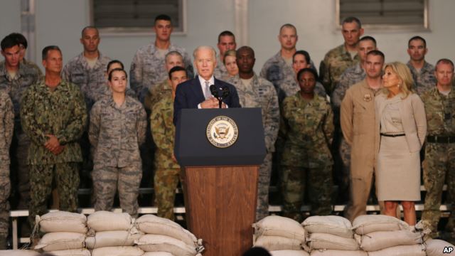 拜登誓言:美国将把伊斯兰国的“心脏挤出来”