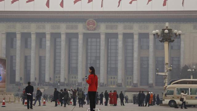 政协委员两会上威胁记者:小心把你抓起来(图)