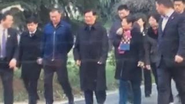 胡锦涛最新录像 步履蹒跚手抖得更厉害了(视频)