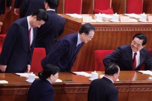 胡锦涛温家宝“压阵” 习近平无惧家中生乱(图)