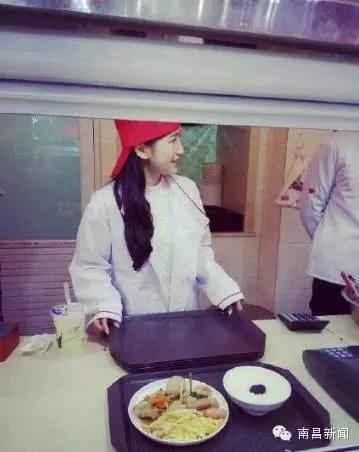 江西高校“食堂女神”走红 网友:别人的学校(图)
