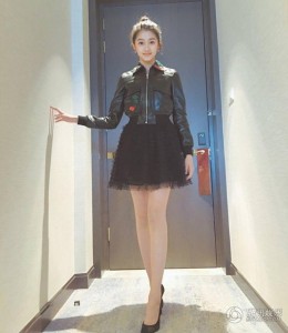 18岁关晓彤也有2米大长腿 完美诠释亭亭玉立(图)