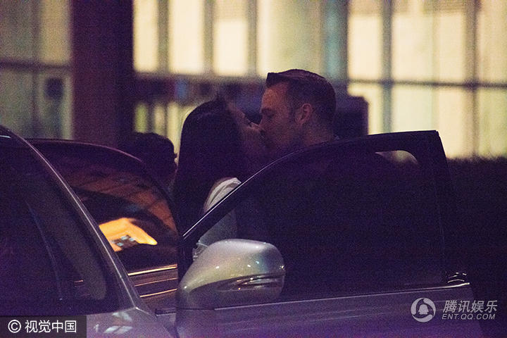 吴奇隆前妻拥吻外籍老公 一家四口庆生幸福爆棚