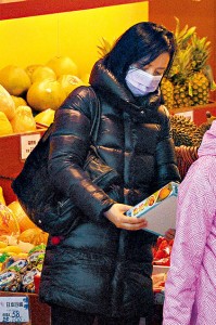 她曾是梁朝伟最爱的女人，如今素颜现身显落寞