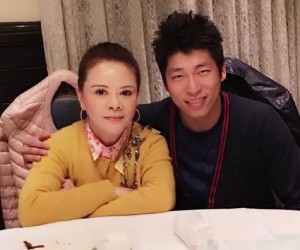 孙俪妈妈近照曝光 大眼明亮风韵犹存(图)