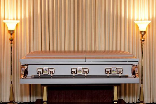 他亲手埋葬了妻子，2年后却在电视里看到她(组图)