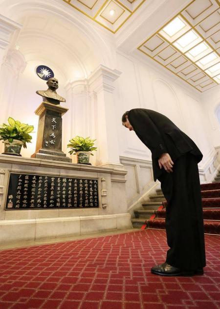 马英九:每天上班都向孙中山鞠躬 是国父“铁粉”