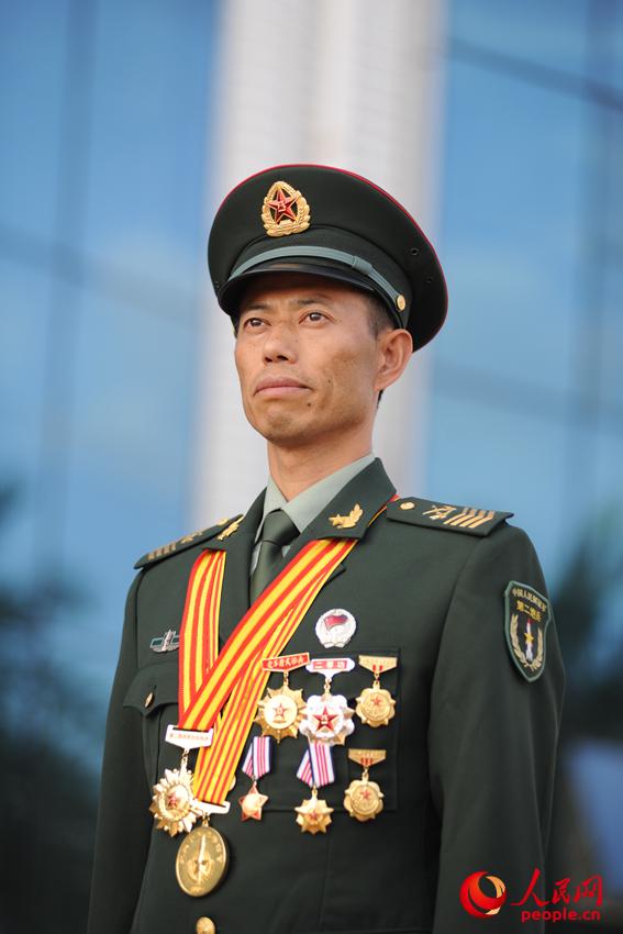 与60副国级10上将同坐主席台 这些基层代表是谁?