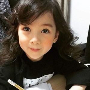 5岁混血小萝莉Ellie私照曝光！她的眼睛会笑(图)