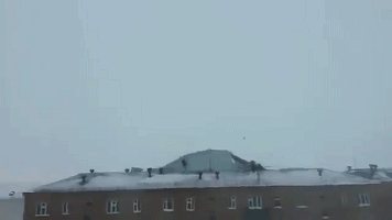 俄罗斯狂风有多厉害?40吨重客机被吹得原地转圈