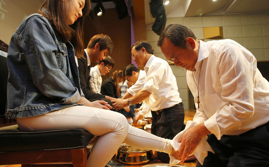 校长跪地为学生洗脚! 韩国大学举办洗足仪式(图)