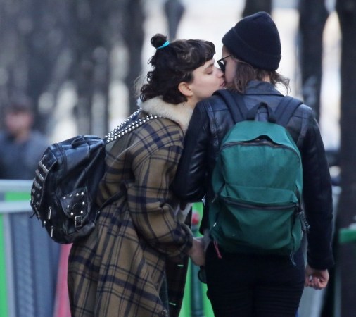 大写的尴尬!暮光女和现女友曾约会同一人(组图)