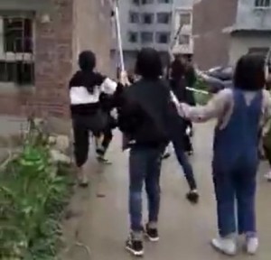 广西约20名少女持钢管西瓜刀械斗边骂边打(组图)