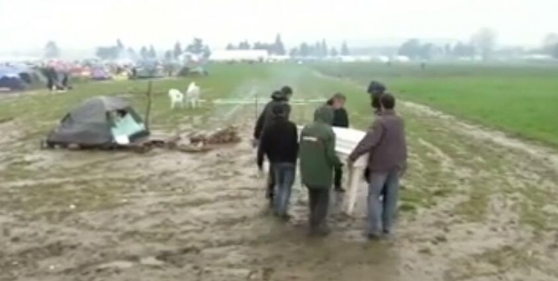 雨中的难民营,艾未未让叙女孩弹奏白钢琴(多图)