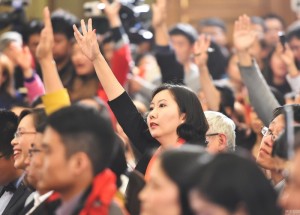 全国政协会议新闻发布会 美女记者争相提问(组图)