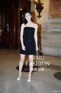 2016巴黎时装周：陈妍希抹胸小黑裙优雅现身(图)