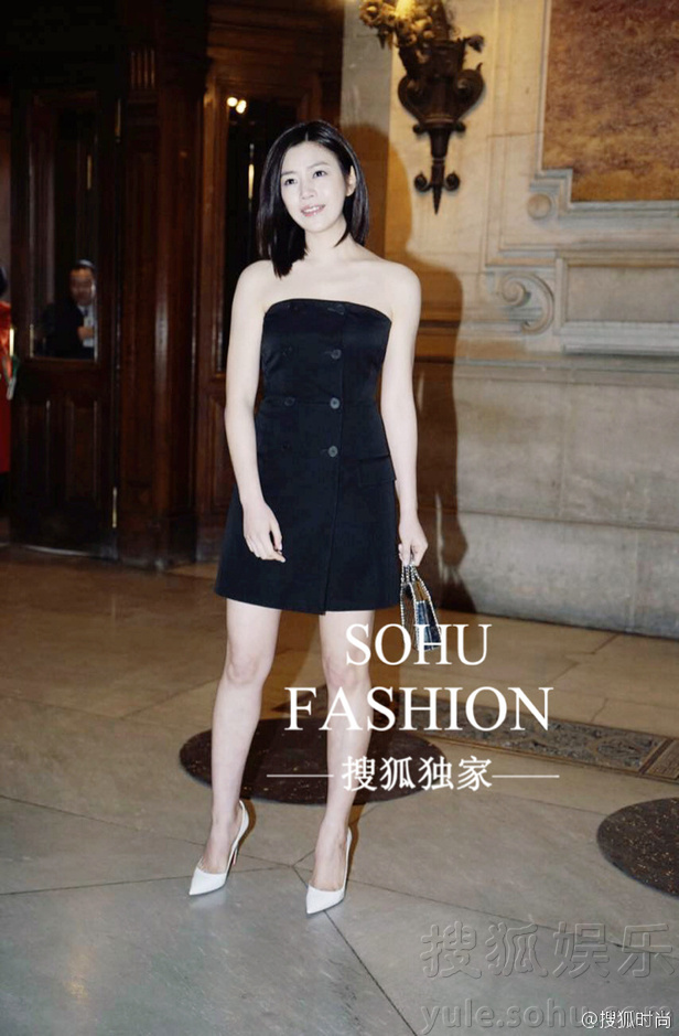 2016巴黎时装周:陈妍希抹胸小黑裙优雅现身(图)