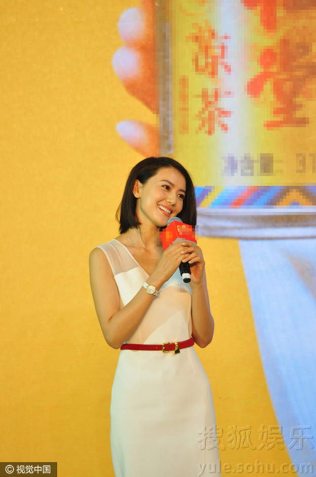 高圆圆现身成都捞金 低胸白裙与李艾拼气场完胜