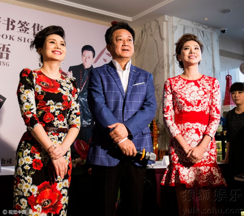 朱军西安陪夫人签售新书 谈春晚:会主持下去(图)