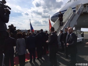 习近平抵达布拉格 捷克2架战机护航(多图)