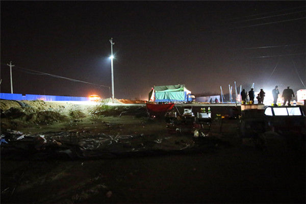 郑州:气蹦床被风刮飞 致孩子摔下1死4伤(组图)