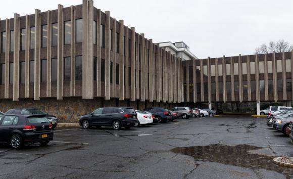 千名学生受骗 美国野鸡大学:不一样的教育体验