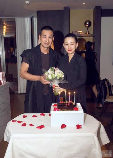 赵文卓庆生妻子太抢镜 丰胸纤腰长腿一个都不少