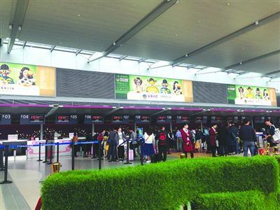 女子割双眼皮后乘机被拒 打机场值班经理三耳光