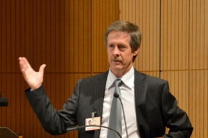 他放弃300万年薪请辞，原是有了外遇(图)