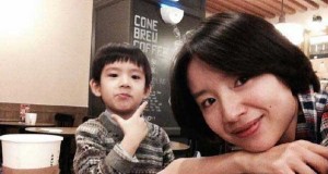 7岁儿子越发帅气 董洁却有了鱼尾纹(组图)