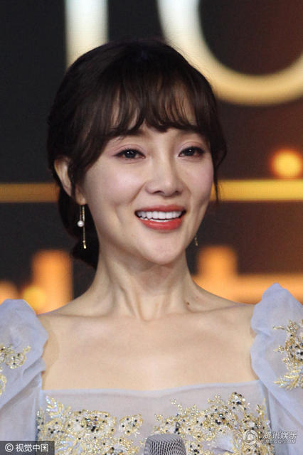 李小璐穿短裙现身秀美腿 却有点笑不动了?(多图)