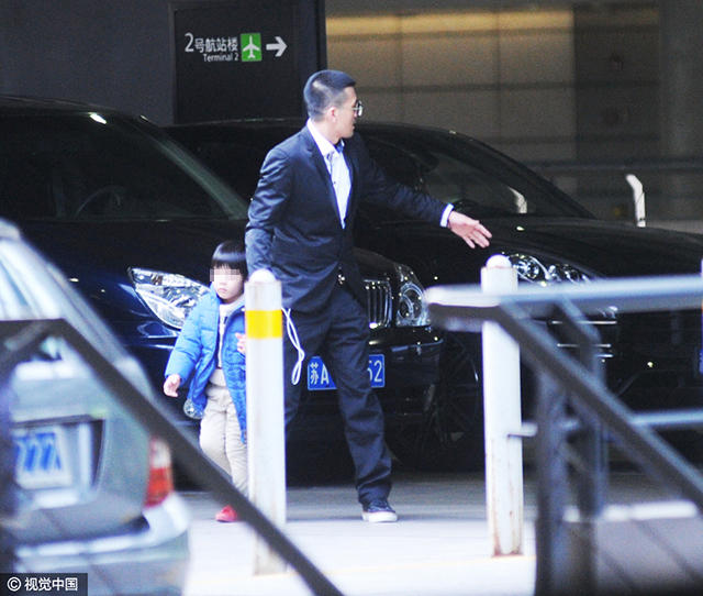 杨子变身暖心奶爸 抱儿子与黄圣依现身(组图)