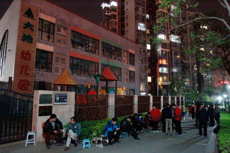 济南家长彻夜排队 为孩子抢幼儿园名额(高清组图)
