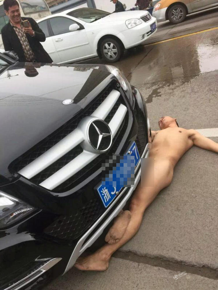 浙江温岭一男子裸体躺车下 碰瓷奔驰女司机(组图)