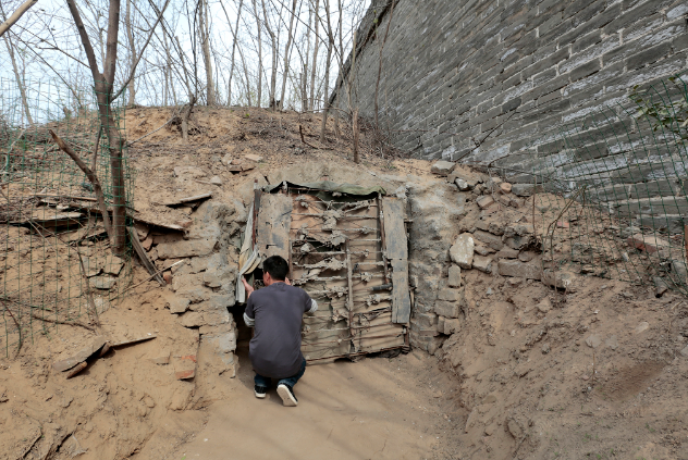 老汉住80米深停尸洞20年 自己收拾尸体后入住(图)